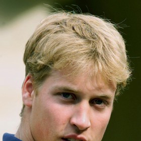 Princ William měl jako osmnáctiletý mladík bujnou kštici připomínající tu jeho matky, princezny Diany. Tehdy patřil k nejžádanějším svobodným mládencům Evropy a možná i světa. A také velkým idolům dívčích srdcí. 