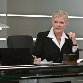 Britská herečka Judi Dench proslula coby představitelka paní M v sérii filmů o agentovi Jamesi Bondovi. Nyní je její kariéra v ohrožení, neboť se jí výrazně zhoršil zrak.
