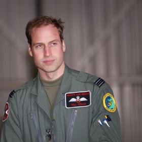 V roce 2011 se William oženil s dlouholetou přítelkyní Kate Middleton, současnou princeznou z Walesu. Na svatbě už bylo znát, že nejlepší dny princových vlasů jsou dávno fuč. Dokazuje to i tato fotka.