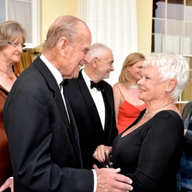 Judi Dench je nejen jednou z nejvýraznějších britských hereček, ale také přítelkyní britské královské rodiny. Na snímku s princem Phillipem.