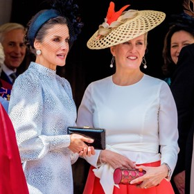 V roce 2019 měla Sophie tu čest setkat se se španělskou královnou Letizií. Zvolila si pro tuto příležitost sukni značky Suzannah v korálové barvě a klobouk z dílny Jane Taylor. Vše vhodně doplnila saténem potaženým psaníčkem válcovitého tvaru za 9 400 Kč. Stejný kousek si občas půjčuje i její dcera Louise.