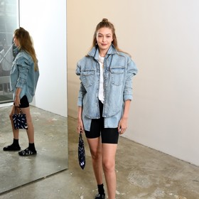 Modelka Gigi Hadid a její pojetí trendu, který zaplavuje ulice. Zřejmě i díky ní. 