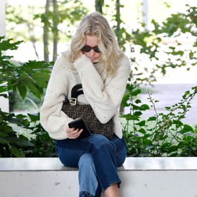 Ponožky v pantoflích okouzlily také modelku Elsu Hosk.