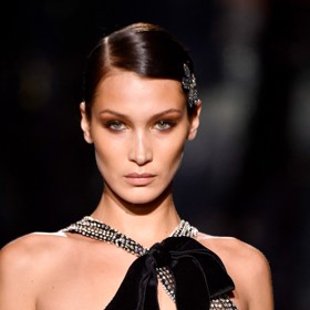 Americká supermodelka Bella Hadid je jednou z hvězd ve svém oboru a také aktuálně patří ke stovce nejvlivnějších lidí světa podle magazínu Time. Málokdo ovšem tušil, že kromě klasického profesního boje sváděla ještě jeden soukromý - s následky nákazy lymskou boreliózou.