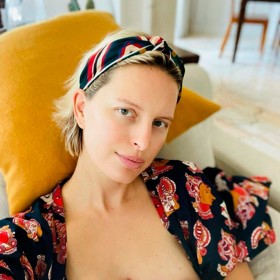 Topmodelka Karolína Kurková se pochlubila v roce 2021 čerstvě narozenou dcerou Lunou Grace. Svému mateřskému mléku říká tekuté zlato a pro svoji dceru jej začala brzy odsávat a do zásoby mrazit.