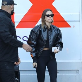 Hailey Bieber kožené pantofle sladila s krátkou bundou typu bomber. Bílé sportovní ponožky ale nemohly chybět.