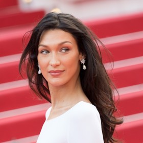 Konečnou diagnózu se Bella dověděla v roce 2014, kdy jí bylo 17 let. Od té doby se s následky nemoci statečně vypořádávala. Podle fotek na svém Instagramu dokonce skončila na kapačkách.