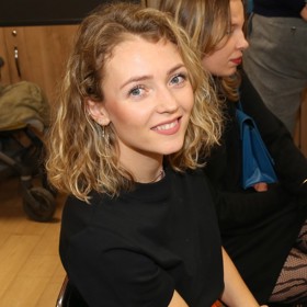 Teprve v listopadu roku 2022 se manželka Romana Staši poprvé nechala vyfotit na veřejné akci. Svého muže do společnosti zásadně nedoprovází a je tedy tak trochu tajemná. Na půvabu jí to neubírá.