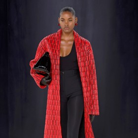 Rudá obsazuje významné pozice i u velkých světových módních značek. (Salvatore Ferragamo)