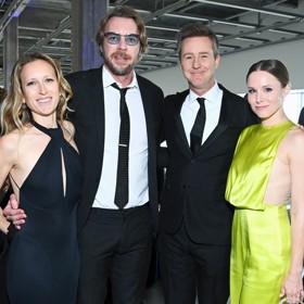 Kristenin manžel (druhý zleva) je vyléčený alkoholik, přesto si rád dopřeje nealko pivo. Jejich dcery tak podle herečky přišly tomuto nápoji na chuť a mají ho spojený s hezkými chvilkami s tátou.