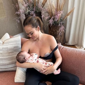Modelka Chrissy Teigen má dohromady čtyři děti, přičemž poslední si nechala odnosit náhradní matkou. Syn Wren Alexander přišel na svět v červenci letošního roku jen pět měsíců od porodu dcery Esti. Na snímku modelka hrdě pózuje právě s dcerkou Esti.