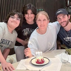 Podle informací, se kterými se médiím svěřila zpěvaččina sestra Claudette, nemůže Céline ani ve spolupráci se špičkovými odborníky najít lék, který by průběh její nemoci zmírnil. Proto v květnu zrušila světové turné plánované na příští rok. Největší oporou je kanadské divě její rodina - pochází ze 13 sourozenců a má tři syny (na snímku z března 2023) z manželství s René Angélilem, který zemřel v roce 2016.