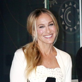 Herečce v tomto směru údajně stačí tři produkty - pleťové sérum, balzám na oční okolí a hydratační krém s SPF, konkrétně značky RoC, se kterou spolupracuje.