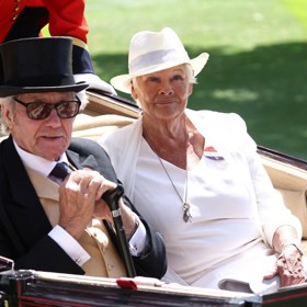 Legendární herečce stojí po boku i dlouhodobý partner David Mills, se kterým se často objevuje ve společnosti. Jako například zde, na dostizích v Ascotu.