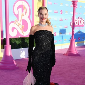 Ráno si Margot Robbie dává ovesnou kaši s borůvkami a k tomu smoothie z jablek a kapusty, k obědu pak citronové kuře s hnědou rýží a k večeři tuňáka s batáty.