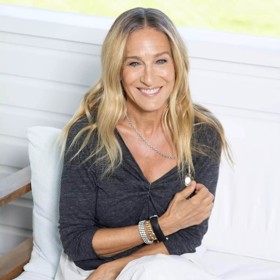 Také pravidelně podstupuje peeling, který pleť zbaví odumřelých buněk a krásně ji rozzáří.