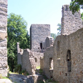 Východní jádro s menší věží.