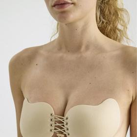 Inovativní podprsenka bez ramínek s adhesivními košíčky a vázáním mezi prsy pro libovolnou míru nadzvednutí. Perfektní volba pro topy s odhalenými rameny nebo letní šaty. Lindex, 499 Kč.