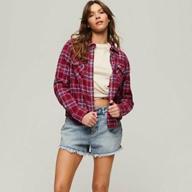Grunge styl okořeněný drobnými sportovními detaily, aktuální módní hit. (Košile, Superdry, 2 890 Kč)