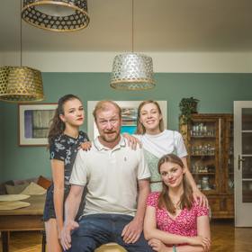 Martin Pechlát si v seriálu Táta v nesnázích užije trápení se svými třemi dcerami, které hrají Veronika Divišová, Agáta Kryštůfková a Štěpánka Fingerhutová.