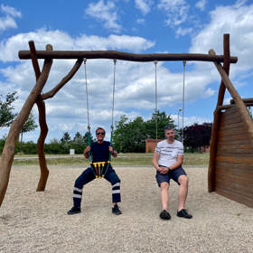 Velmi často se v létě potýkáme také s úrazy ze sluníčka - úžehem a úpalem. V těchto případech podle Prokopů stačí postiženého přemístit do stínu a dát mu chladný, nikoli ledový nápoj.