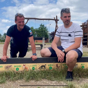 Pokud si vyrazíte zub, můžete ho ještě zachránit tím, že ho opláchnete vodou, vložíte do mléka a pojedete s ním k zubaři.