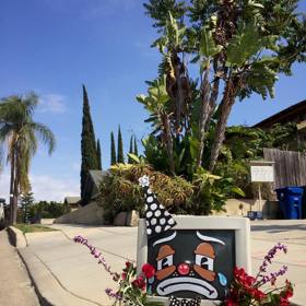 „Já mám taky duši!“ Umělec maluje na vyhozené předměty smutné klauní obličeje