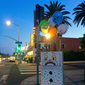 „Já mám taky duši!“ Umělec maluje na vyhozené předměty smutné klauní obličeje