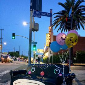 „Já mám taky duši!“ Umělec maluje na vyhozené předměty smutné klauní obličeje