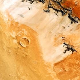 1. Kráter Roter Kamm po dopadu meteoritu v Namibijské poušti.