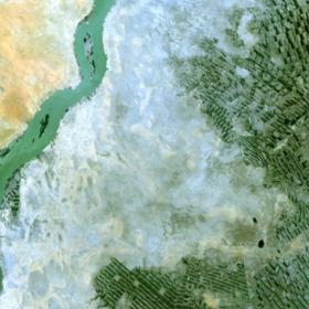 3. Řeka Bílý Nil rozdělující Libyjskou poušť, jedno z nejsušších míst Sahary, a zemědělsky úrodnou planinu Jazira. Světle modrá oblast je místem nejsilnějšího zavlažení, zbarvená přítomností modrého jílu a soli.