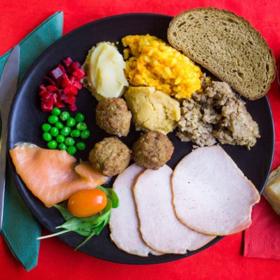 1. Finsko: severský národ čerpá z darů moře – na stole tak nechybí losos s koprem. Snad typičtější je ale pečená šunka a finský tuřín.