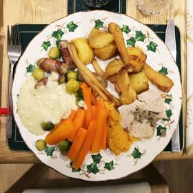 2. Anglie: britský krocan s nádivkou a brusinkovou omáčkou je pověstný. Nezapomeňme však na mini párečky v rohlíku, brambory a tuřínové pyré, které anglickou tabuli dotváří.