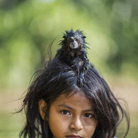 2. „Potomci deštného pralesa“ („Children of the Rainforest“) od Charlieho Hamiltona Jamese z Británie. Finalista fotožurnalistické kategorie Samostatná fotografie.