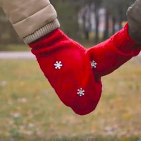 1. Rukavice pro zamilované.