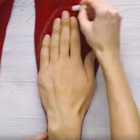 1. Přiložíme dlaň na rukáv a obkreslíme ji podle obrázku. Totéž provedeme s druhým rukávem a rukou.