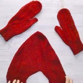 1. Vystřižené tvary otočíme rubovou stranou nahoru a sešijeme po obvodu kromě stran, kterými se do rukavic budeme dostávat.