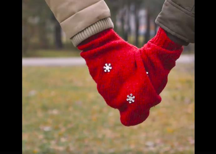 1. Hrdličky se teď nemusí ochuzovat o intimitu vzájemného doteku. Stačí, aby vklouzly do společné rukavice. A na holé ruce nasadily palčáky!