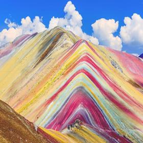 1. Vinicunca, Cuzco, Peru. V místním jazyce se tomuto vrcholu přezdívá „sedmibarevná hora“. Proč, asi nemusíme vysvětlovat. Škálu odstínů dodala tomuto vrcholu ložiska minerálů.