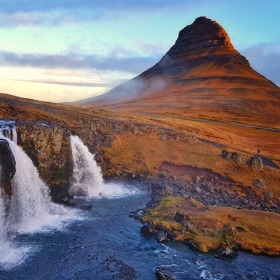 3. Kirkjufell, Grundarfjördur, Island. Jako by tato dominanta zaklíněná mezi oceánem a vodopády nebyla sama o sobě dost atraktivní, po odvysílání populárního seriálu Hra o trůny přitahuje ještě víc. Právě u toho islandského vrcholu se natáčely některé záběry šesté a sedmé série.
