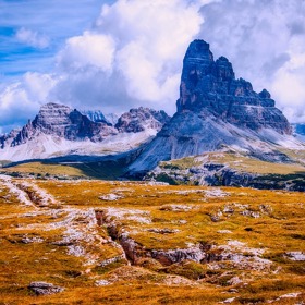 5. Dolomity, Itálie. Jeden z horských masivů italských Alp patří k oblíbeným lyžařským destinacím. Na své si tam ale přijdou prostí milovníci přírody. Hřeben pohoří neopisuje pravidelný tvar, připomíná ledabyle nasekanou čokoládu. Tvary některých štítů tak probouzí fantazii. Díky tomu si dovolenou užijete i s dětmi.