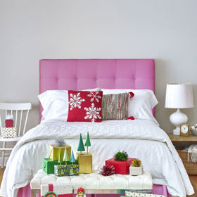 3. Naaranžujte dárečky a jiné vánoční dekorace na jedno místo. Třeba na kobereček před postelí.