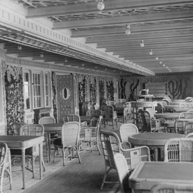 Café Parisien, kavárna pro cestující z první třídy, na původním Titanicu.