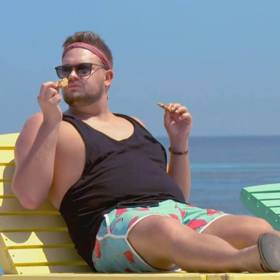 GALERIE: Zákaz vstupu hubeňourům. Tento hotel byl postaven na míru obézním lidem