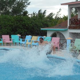 GALERIE: Zákaz vstupu hubeňourům. Tento hotel byl postaven na míru obézním lidem