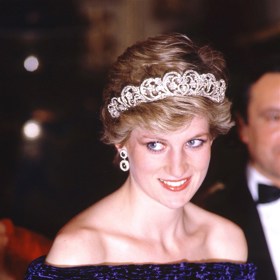 5. To věděla i princezna Diana. Zkombinujete-li fialový samet s třpytivými stříbrnými šperky, budete vypadat přímo královsky.