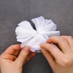 Nyní květinu „načechráme“ – prsty vytahujeme vrstvu po vrstvě.