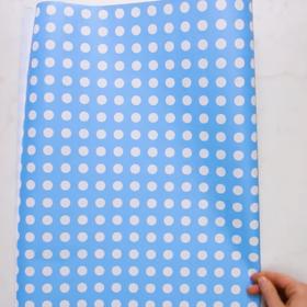 Balicí papír přeložíme napůl.