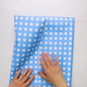 Přetočíme si ho tak, abychom měli ohyb nahoře, a přeložíme obě poloviny směrem k sobě, aby se trochu překrývaly.