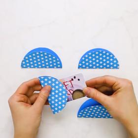 Dno kulaté nádoby obkreslíme čtyřikrát na balicí papír. Kolečka vystřihneme a přeložíme v půli.